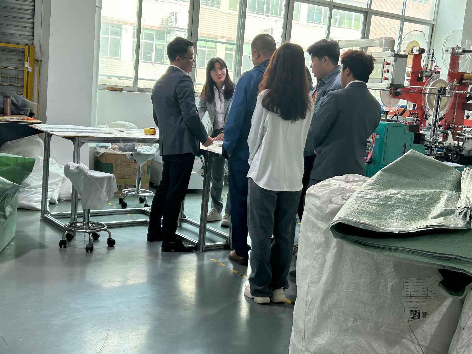 國際合作伙伴深度考察，共謀發(fā)展 —— 外國客戶訪問久信達(dá)科技生產(chǎn)車間(圖3)