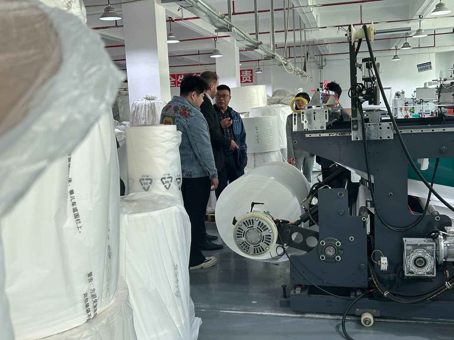 國際合作伙伴深度考察，共謀發(fā)展 —— 外國客戶訪問久信達(dá)科技生產(chǎn)車間(圖4)