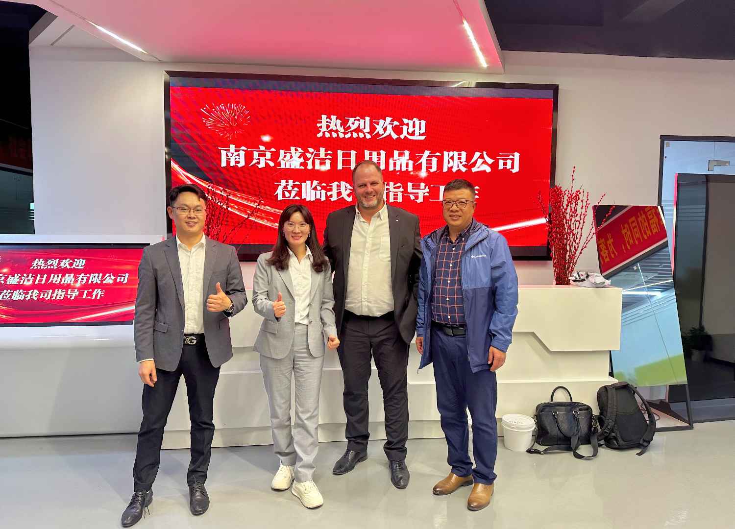 國際合作伙伴深度考察，共謀發(fā)展 —— 外國客戶訪問久信達(dá)科技生產(chǎn)車間(圖1)